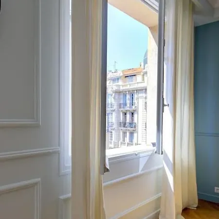 Luxury In Center Of Apartment *