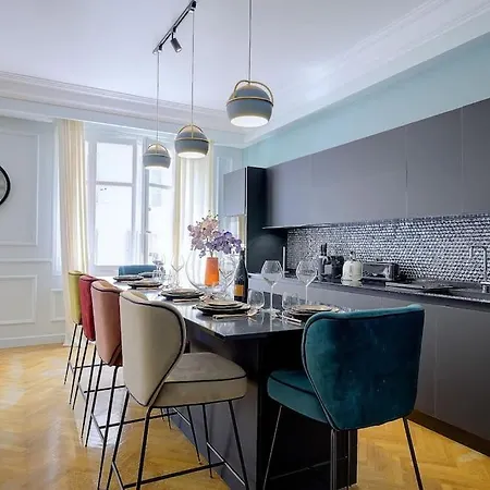 Luxury In Center Of *