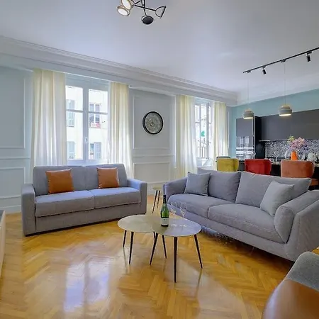 Luxury In Center Of Apartment *
