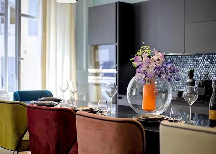 Luxury In Center Of 아파트 니스